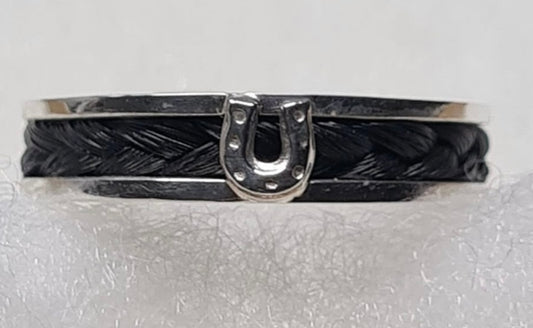 Ring with horse shoe detail